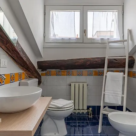Elegante Mansarda Tra Navigli E Via Tortona 아파트 *